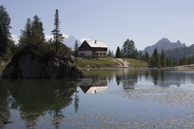 2011-08-25_10-06-06 cadore.jpg - Die Rif. Croda da Lago am Lago de Federa